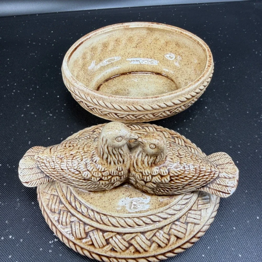 Vintage Kissing Birds Ceramic Trinket Dish Lidded Bowl Basketweave Tan Container